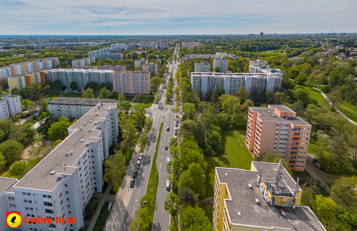 04.05.2023 - Luftbilder von der Fassadensanierung am Karl-Marx-Ring 11-21 in Neuperlach